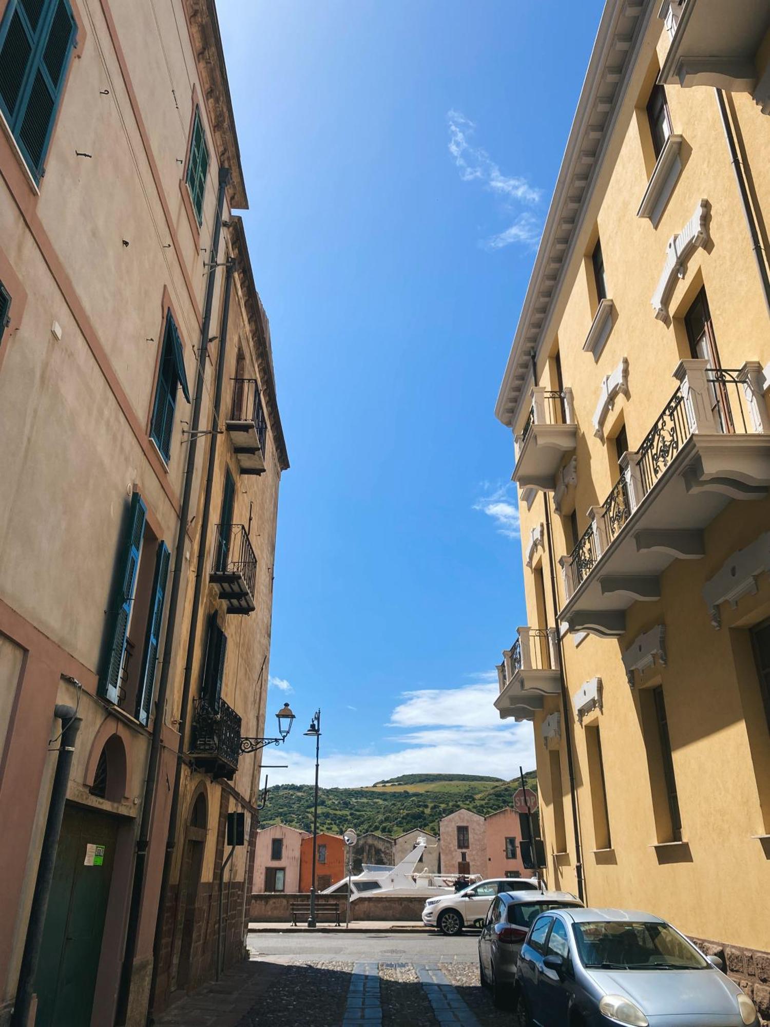 Hotel Tra I Due Ponti Bosa Exterior foto