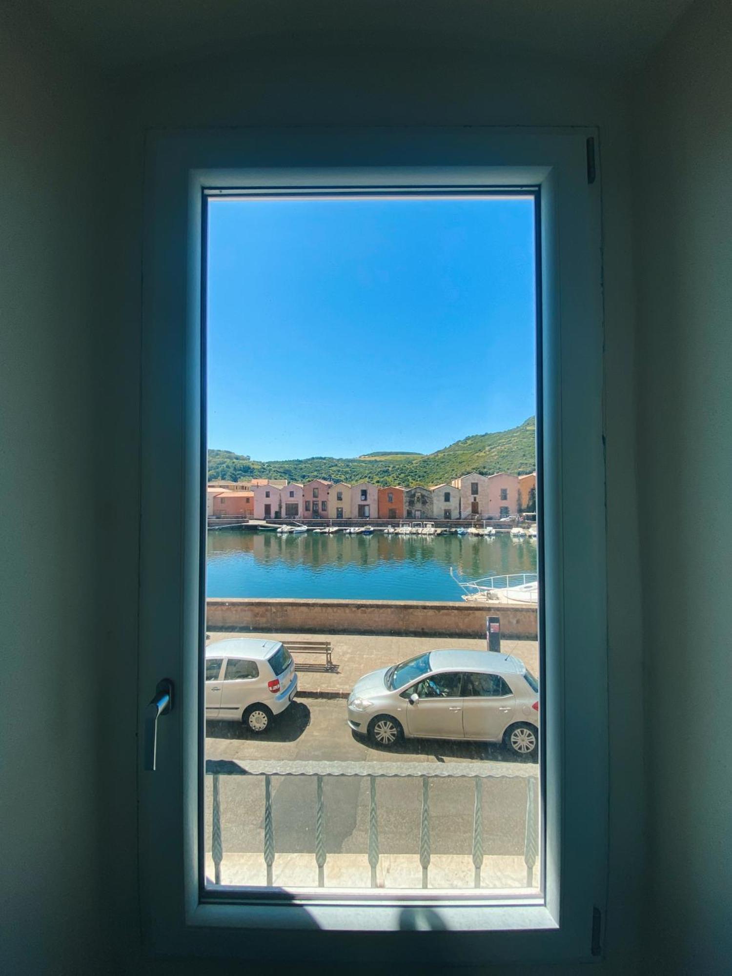 Hotel Tra I Due Ponti Bosa Exterior foto